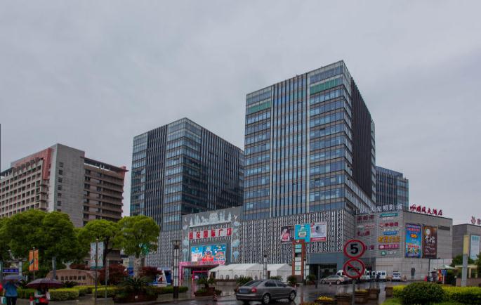 上海蓮花國際廣場：地鐵上蓋，交通樞紐旁的都市綠洲