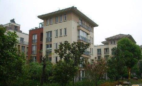 上海格蘭云天別墅區(qū)：高端居住品質(zhì)，便捷交通生活