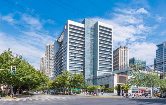走進(jìn)新城市中心廣場，體驗(yàn)現(xiàn)代高品質(zhì)辦公環(huán)境